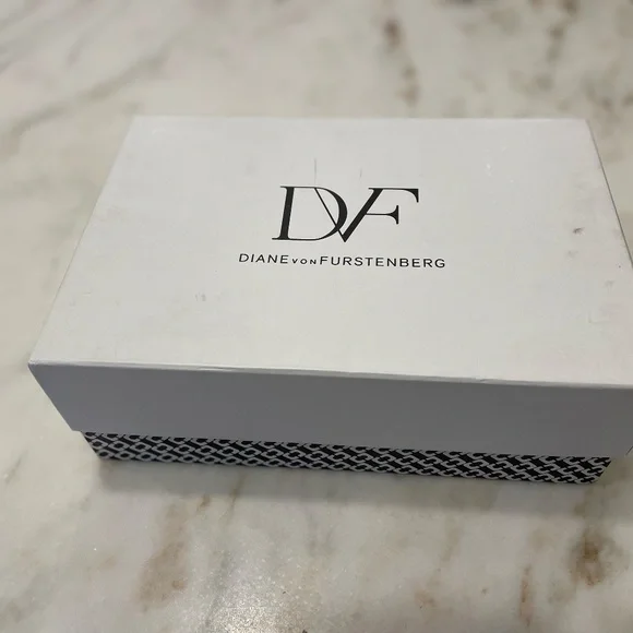 Designer DIANE vonFURSTENBERG DVF ibiza, gold/snow cheetah, lucite heel Sandal - Picture 8 of 8